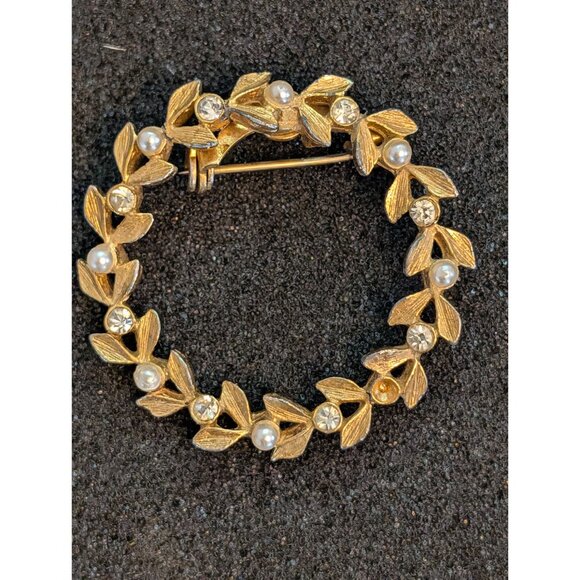 Vintage Gold-Tone Wreath Brooch With Faux Pearls & Rhinestones - Picture 1 of 4